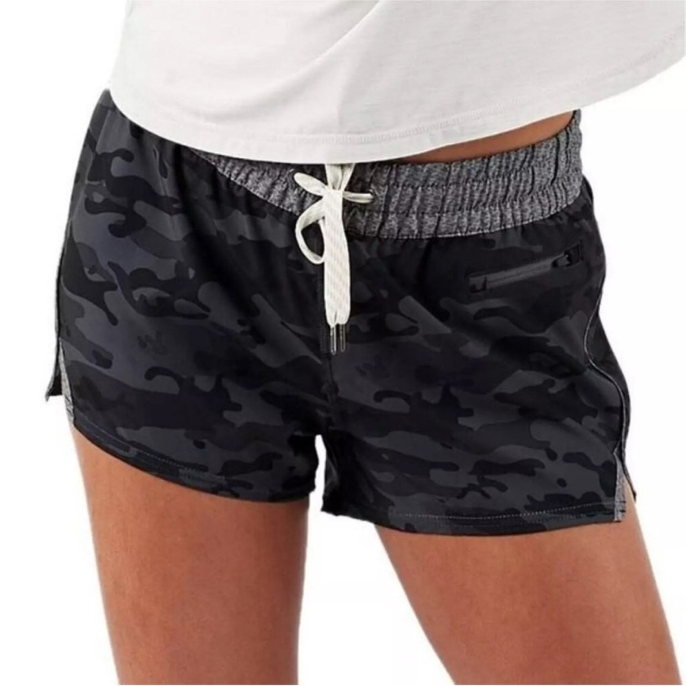 Vuori Clementine Shorts Mid Rise 2" Inseam Camo with Liner Size S